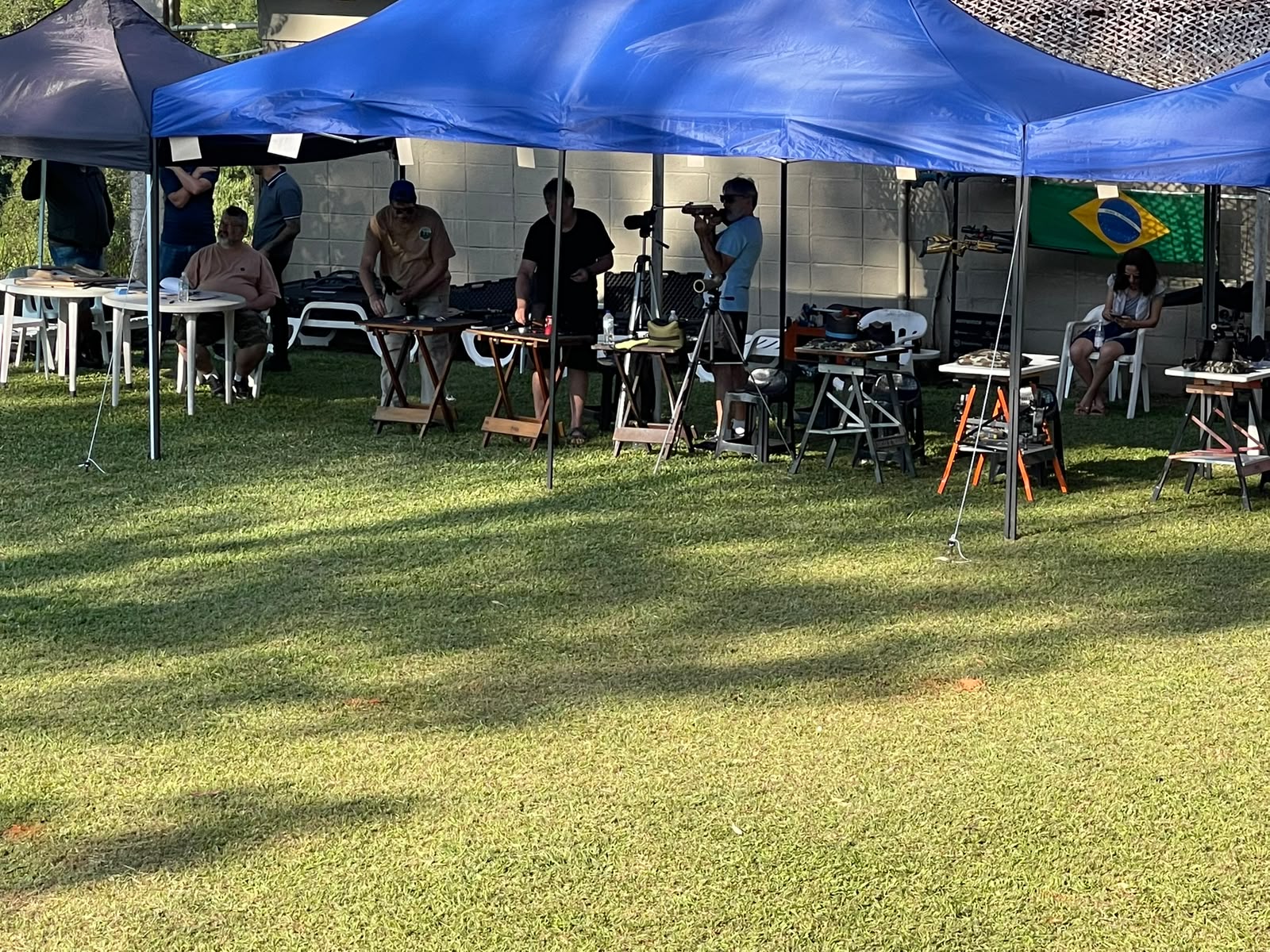 Vista da pista de torneio com bancadas e alvos